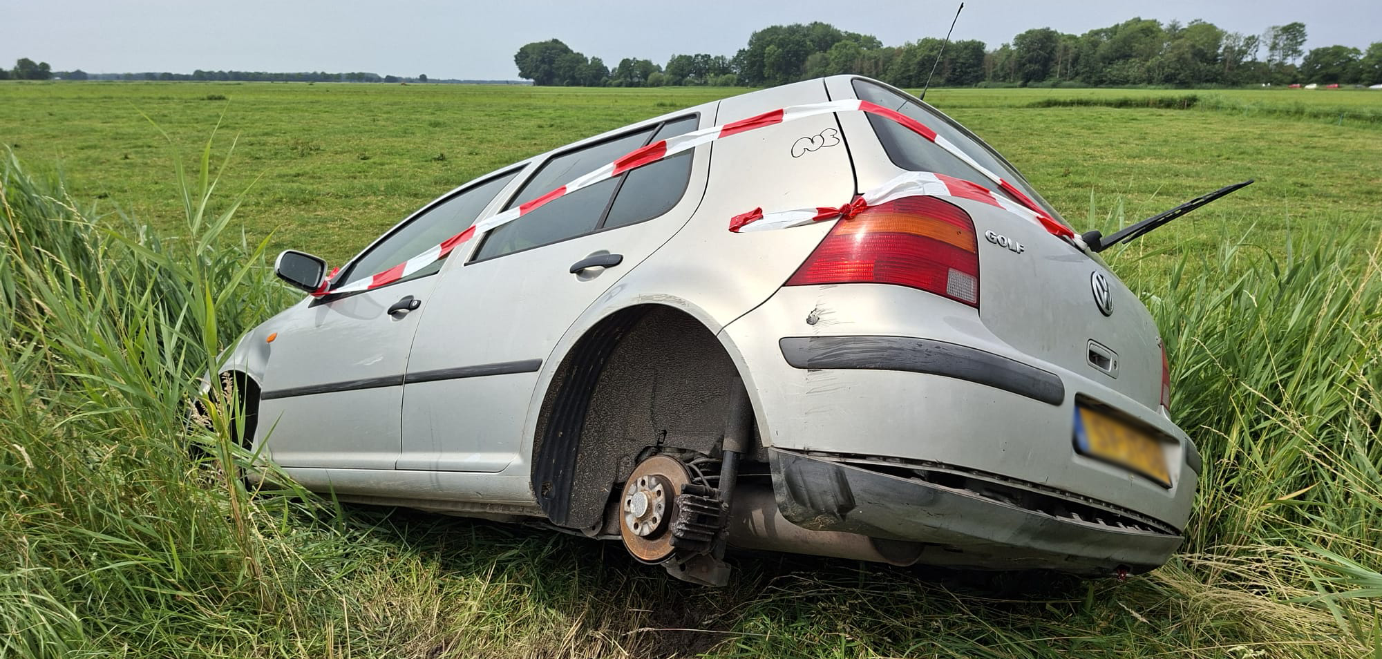 Foto: Wekenlang staat deze auto langs de weg, nu is het een brandwrak