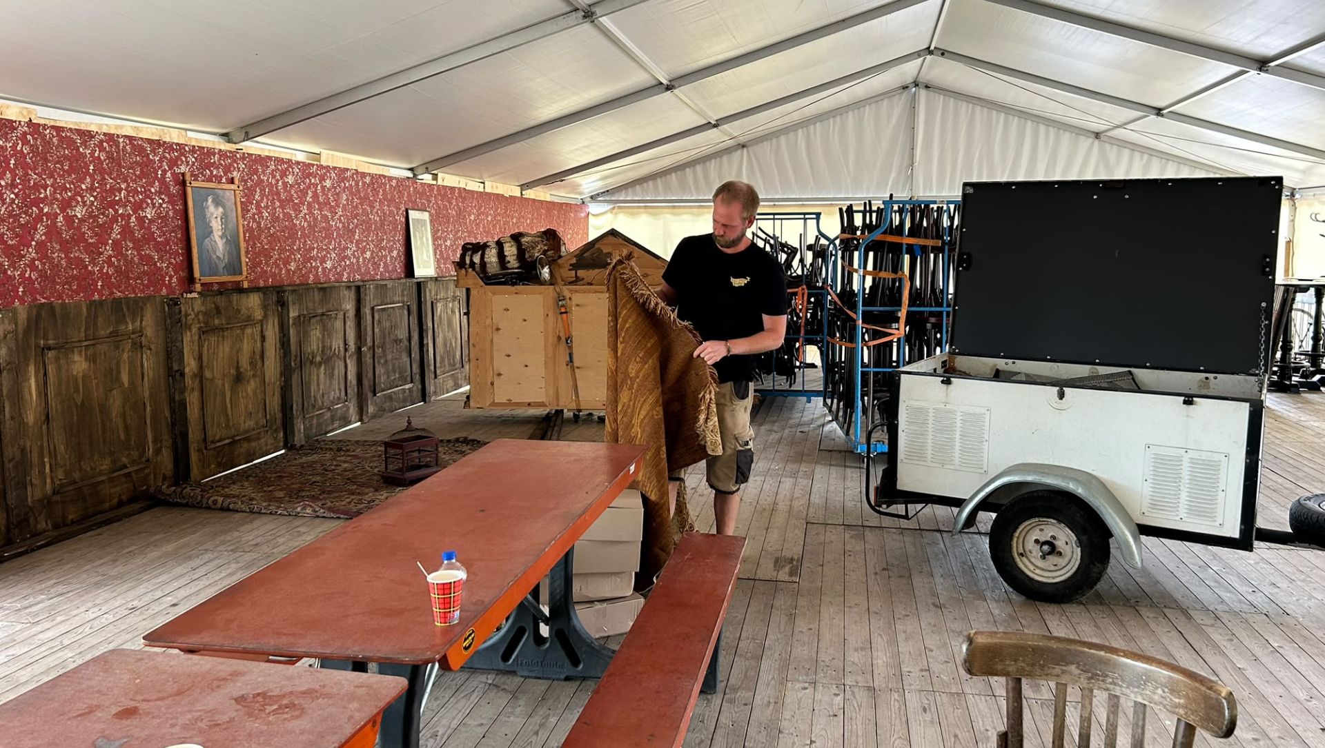 Foto: Er was weinig te doen, dus bouwden deze dorpsjongens zelf een festival