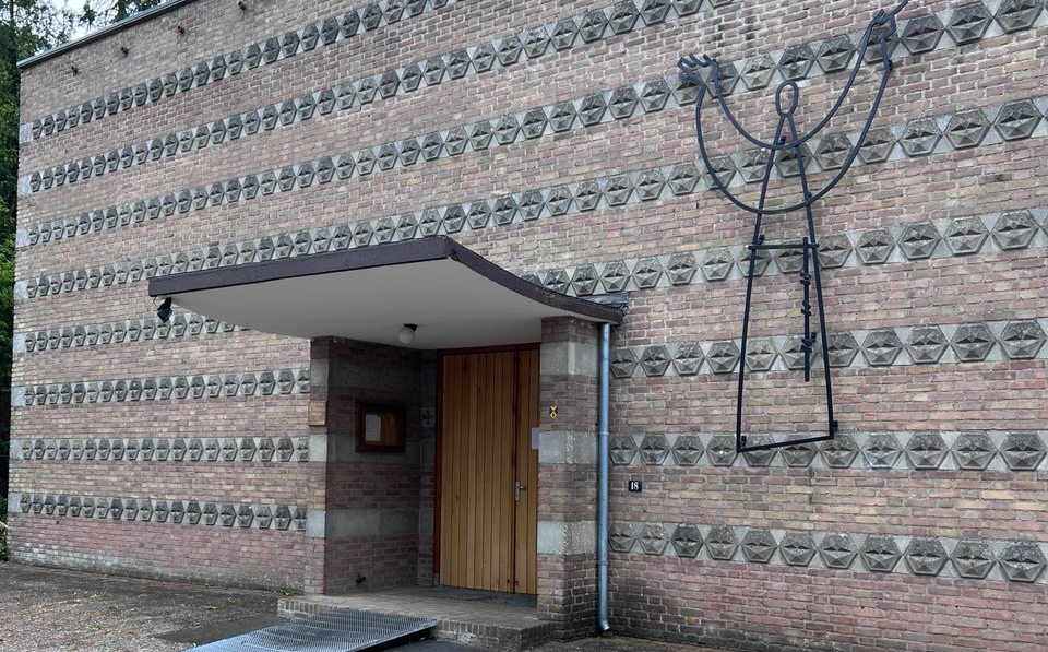 Foto: Kippen en honden in de katholieke kerk? Als het aan Frank ligt wel: ‘Iedereen mag binnenkomen’