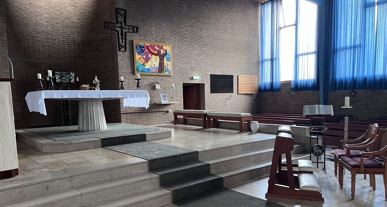 Foto: Kippen en honden in de katholieke kerk? Als het aan Frank ligt wel: ‘Iedereen mag binnenkomen’