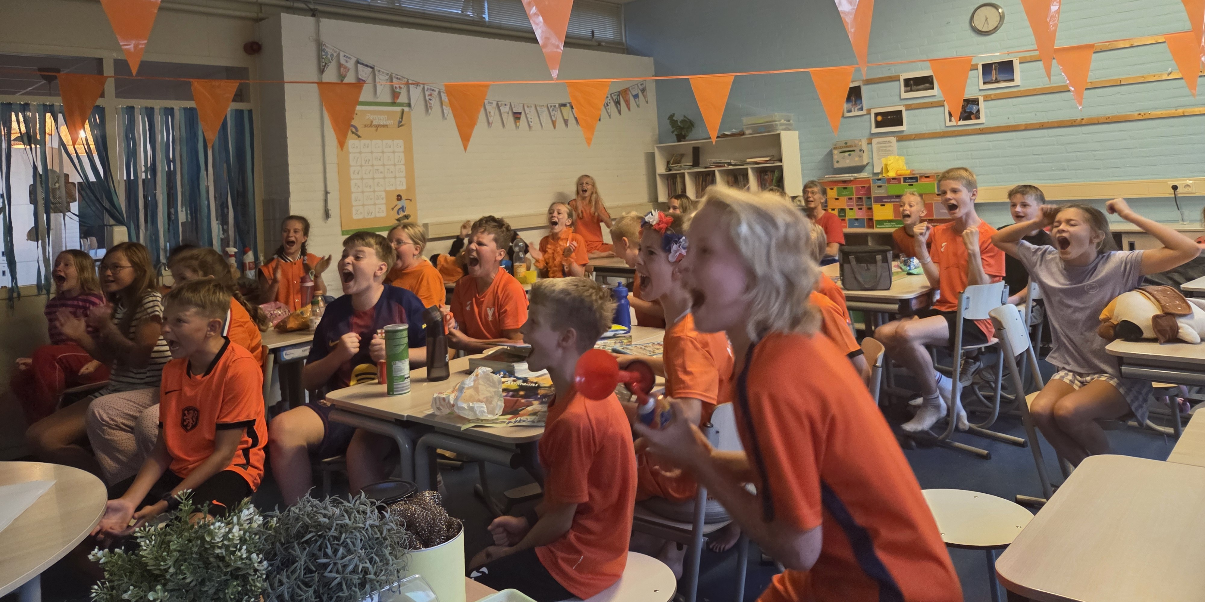 Foto: Slapen? Niet als Nederland tegen Marokko speelt op deze school