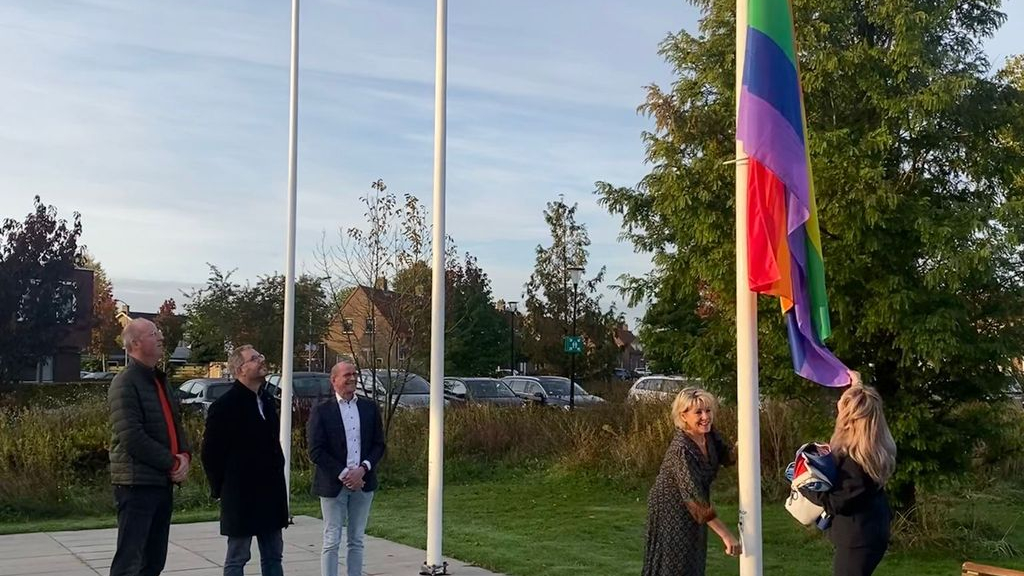 Foto: Regenboogvlag verdwijnt van gemeentehuis Oldebroek, maar komt wel paginagroot in de lokale krant