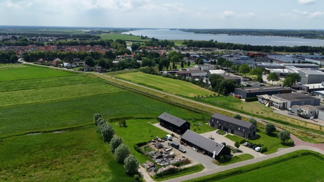 Foto: Gemeenteraad stemt in met bouw van 850 woningen in Elburg, ondanks kritiek op flexwoningen