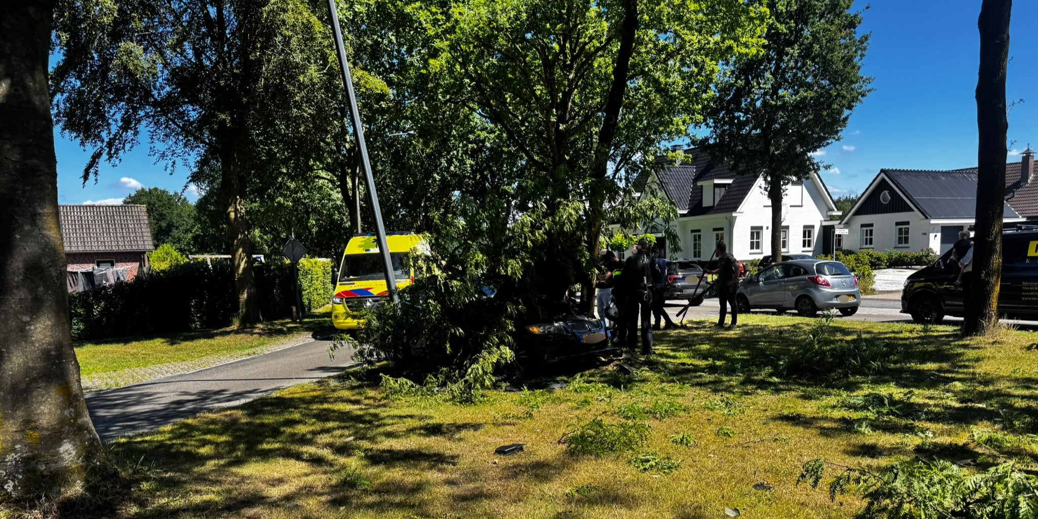 Foto: Automobilist botst tegen boom op Nunspeterweg in Elspeet