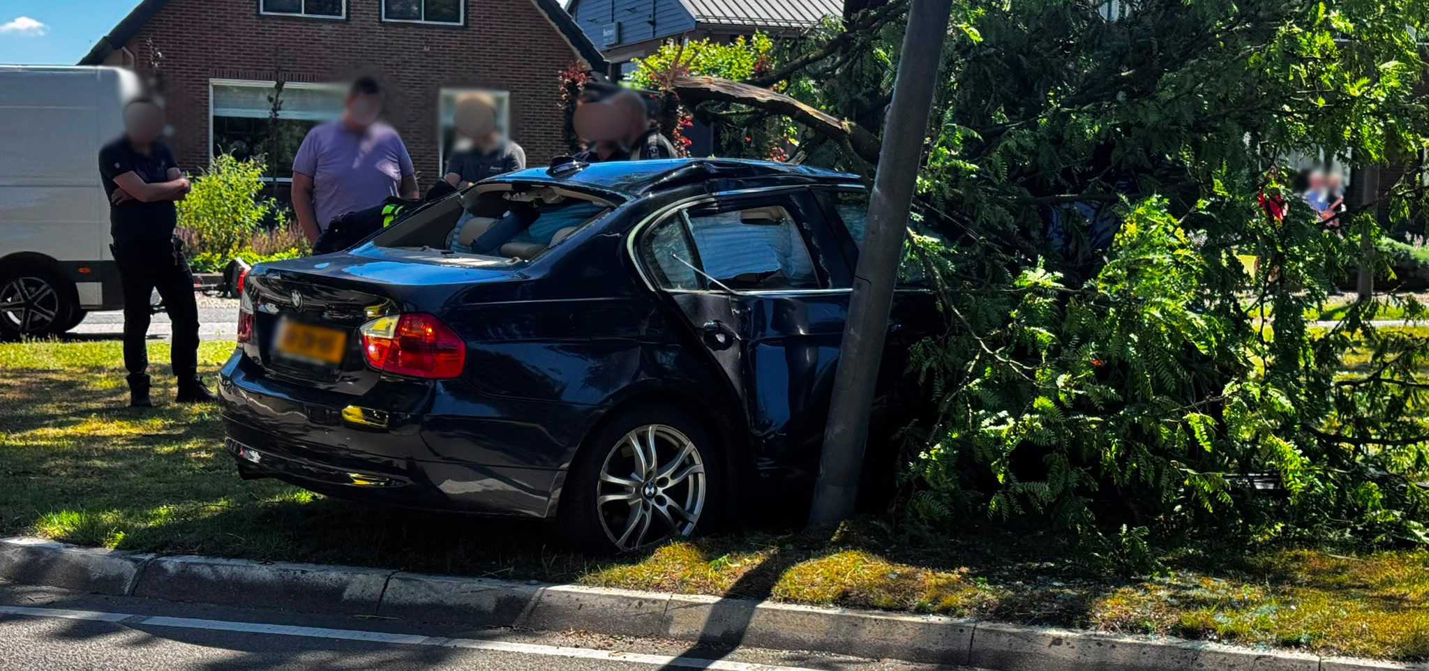 Foto: Automobilist botst tegen boom op Nunspeterweg in Elspeet