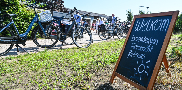 Foto: Boerderijenfietstocht Heerde bezoekt weer nieuwe locaties