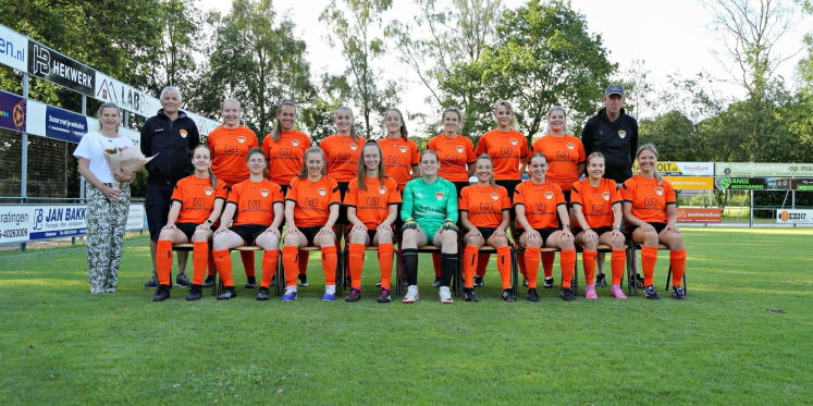 Foto: Vrouwen1 DSV'61 in het nieuw