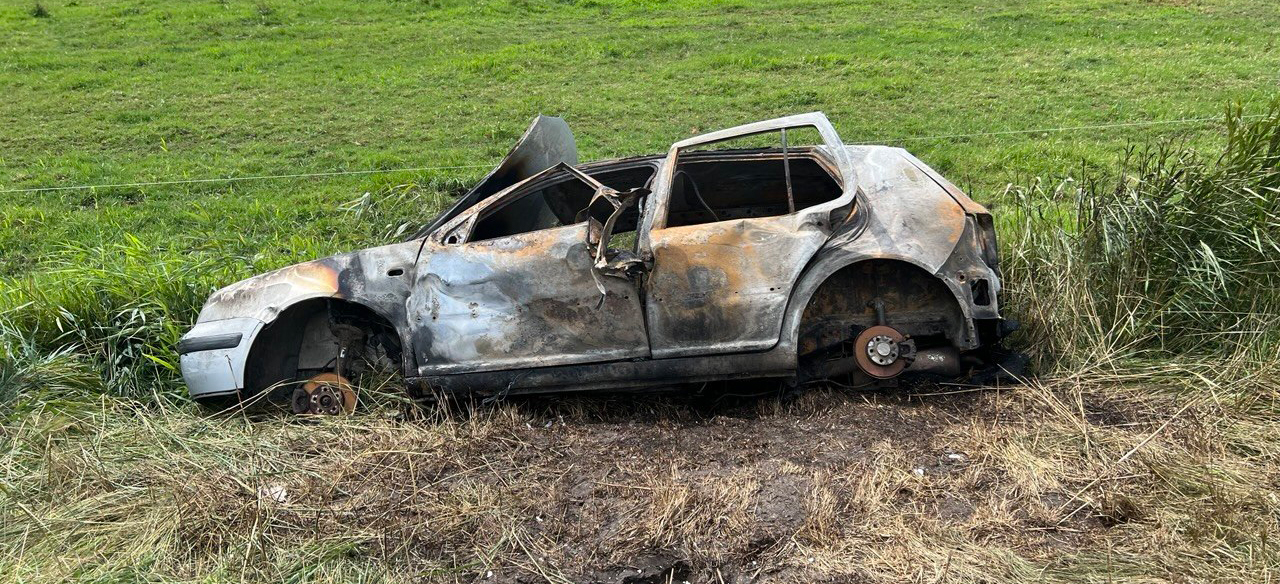 Foto: Deze auto was al een wrak, maar ging toch opnieuw in vlammen op