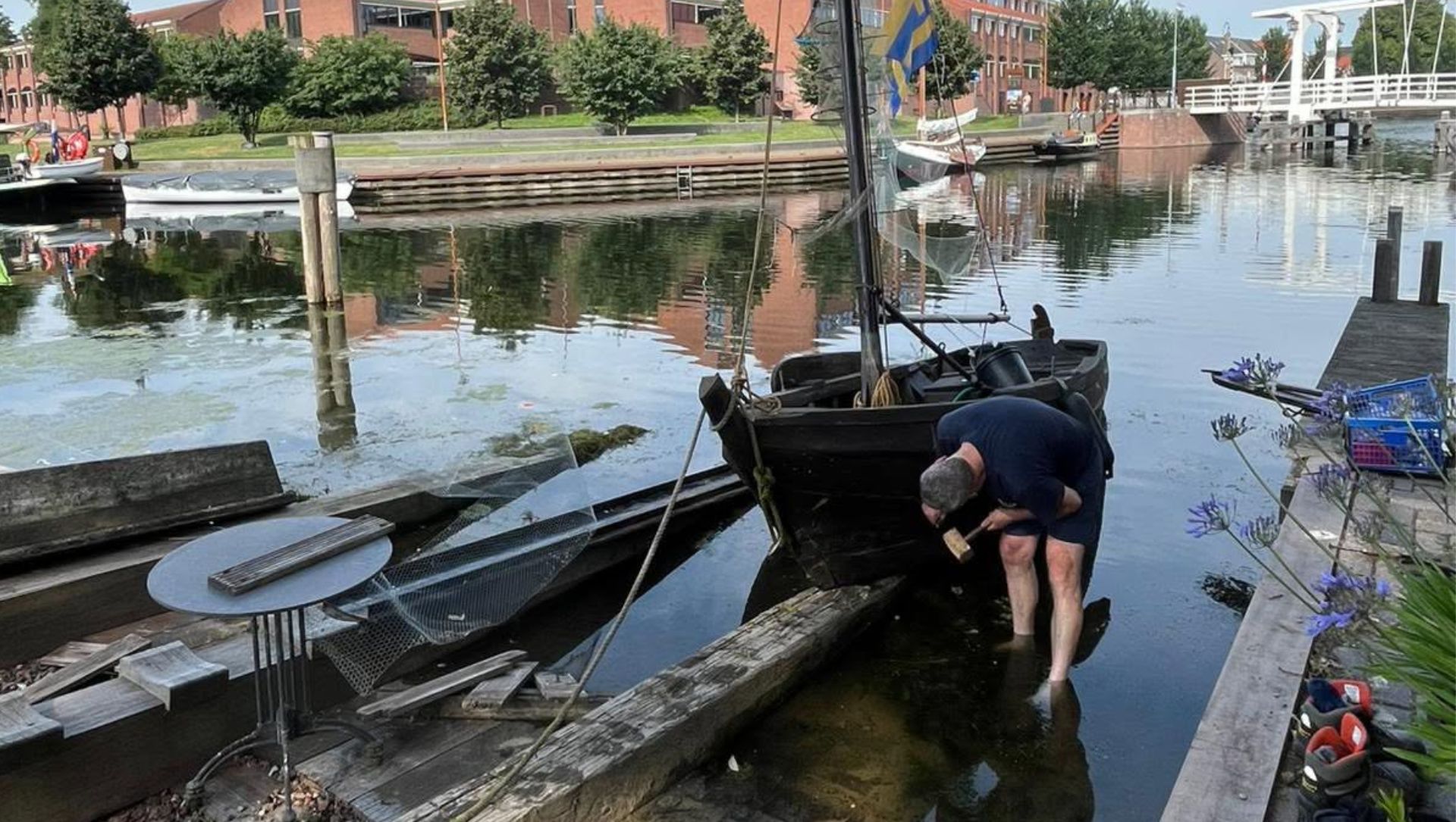 Foto: Vrijwilligers redden zeldzame Harderwijkse punter van zinken