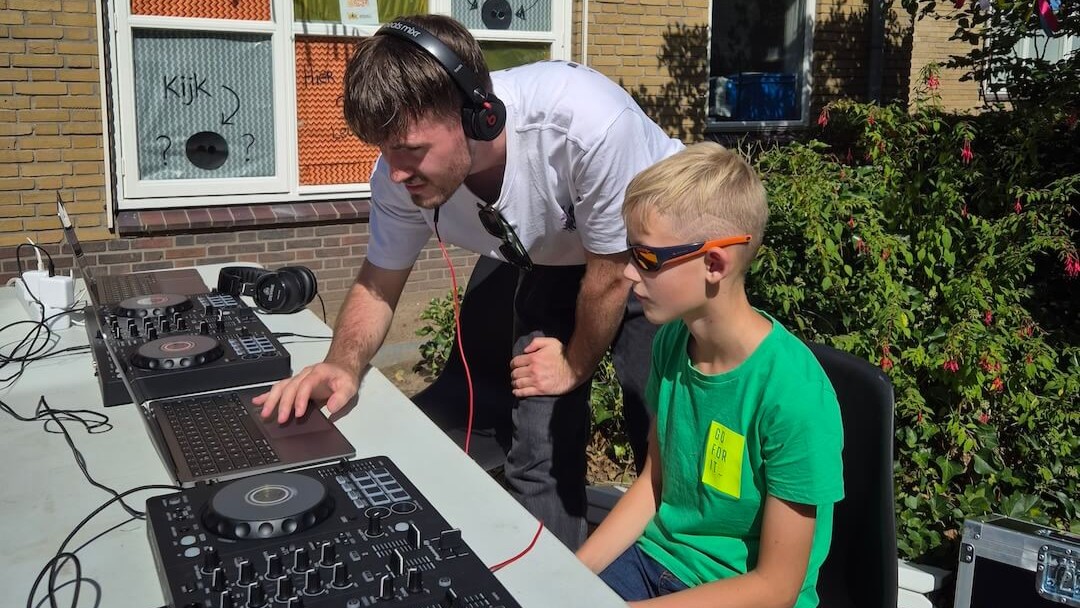 Foto: Ze misten een creatieve plek in Putten, daarom bouwden Marion en Yannick er zelf één