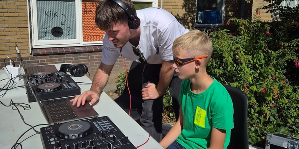 Foto: Ze misten een creatieve plek in Putten, daarom bouwden Marion en Yannick er zelf één