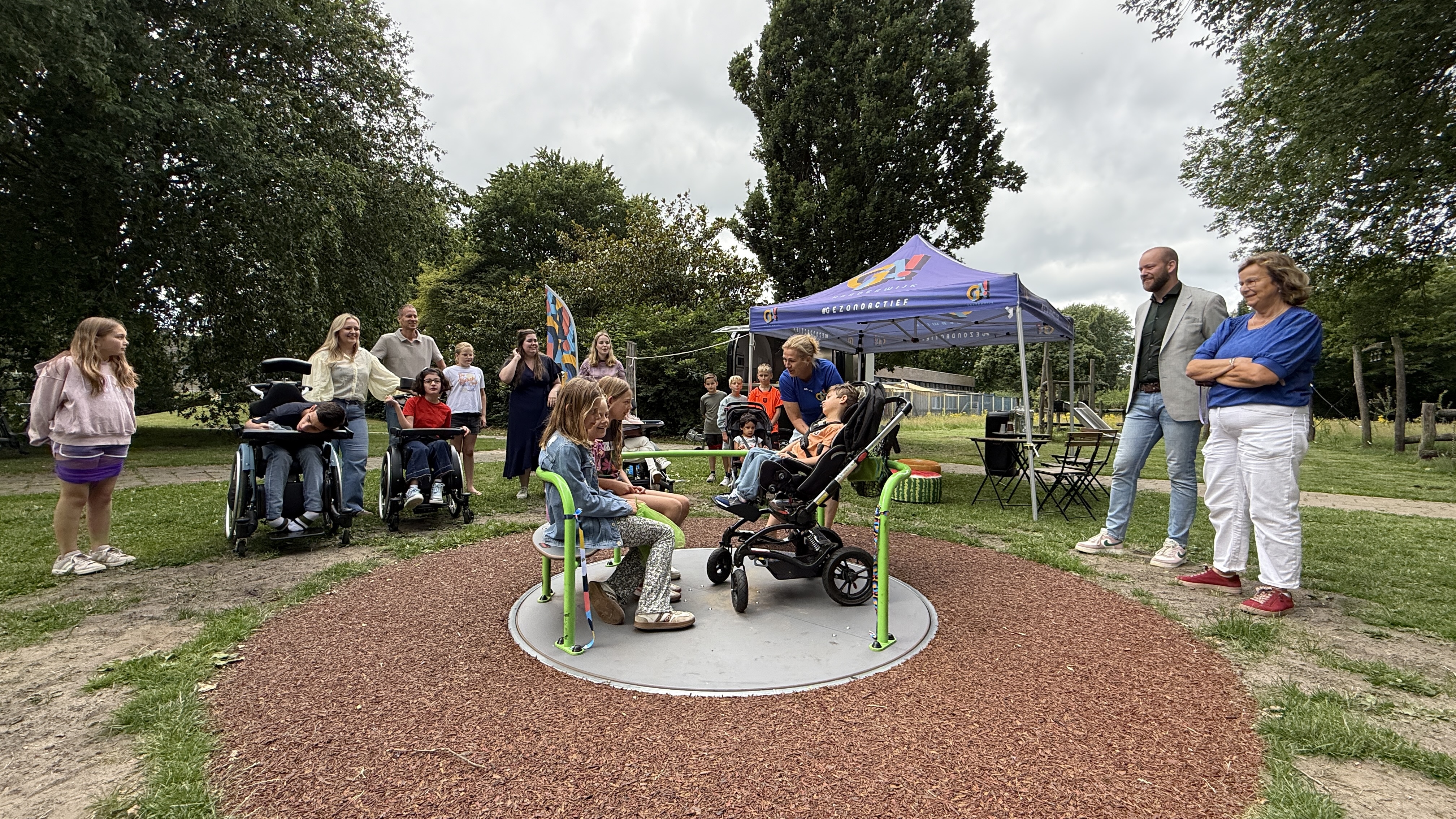 Foto: Nieuwe draaimolen maakt samen spelen voor kinderen met én zonder beperking mogelijk