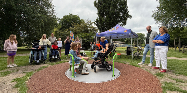Foto: Nieuwe draaimolen maakt samen spelen voor kinderen met én zonder beperking mogelijk