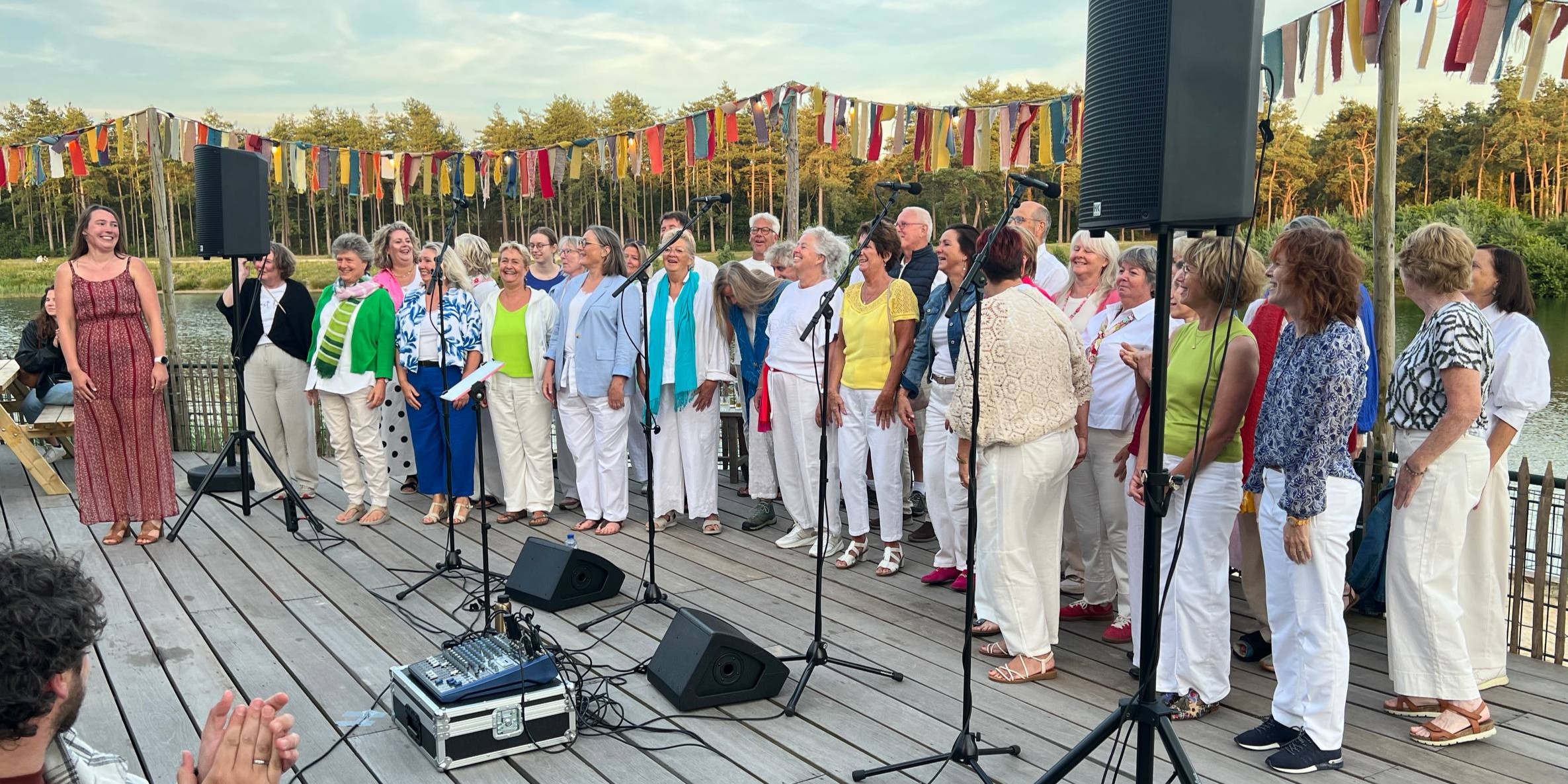 Foto: Popkoor4houten sluit zangseizoen sfeervol af met Summer Beats bij de Zandibar aan de Zandenplas