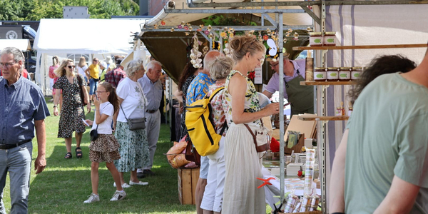 Foto: Bijenhoudersvereniging ‘De Vierkante Korf’ viert 50-jarig jubileum tijdens Bijenmarkt