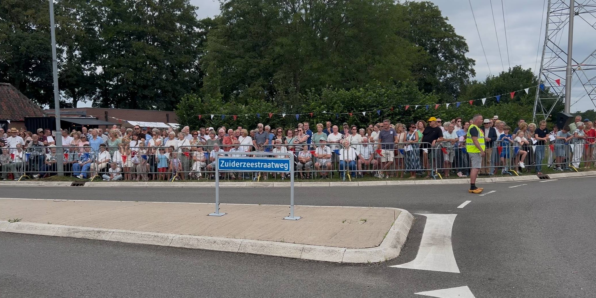 Foto: Hierden eert Gebroeders Brouwer met bijzondere Muziekrotonde