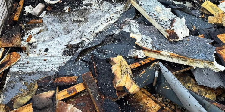 Foto: Burgemeester Blom na brand Stationslaan: ‘Mooi om te zien hoe Nunspeet voor elkaar klaarstaat’