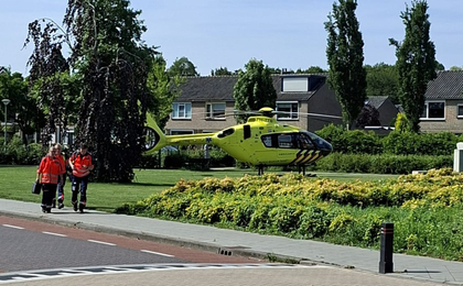 Foto: Traumahelikopter rukt uit na ongeval met letsel op de Oude Barneveldseweg in Nijkerk