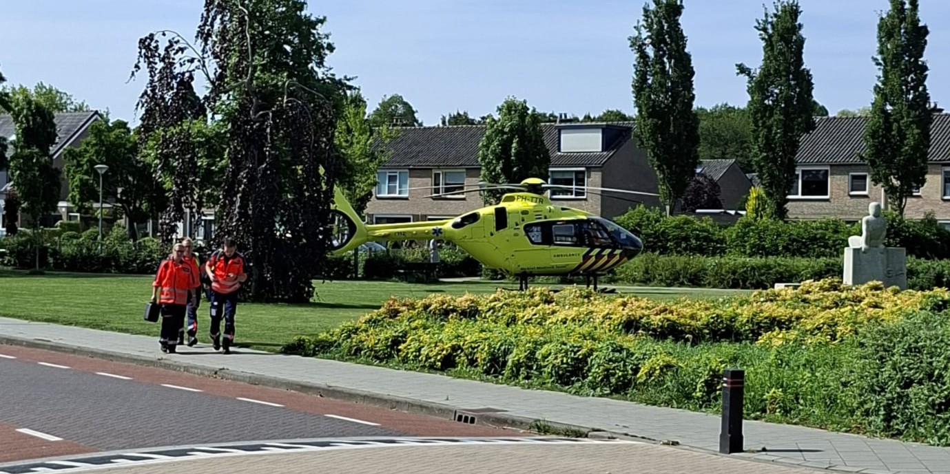 Foto: Traumahelikopter rukt uit na ongeval met letsel op de Oude Barneveldseweg in Nijkerk
