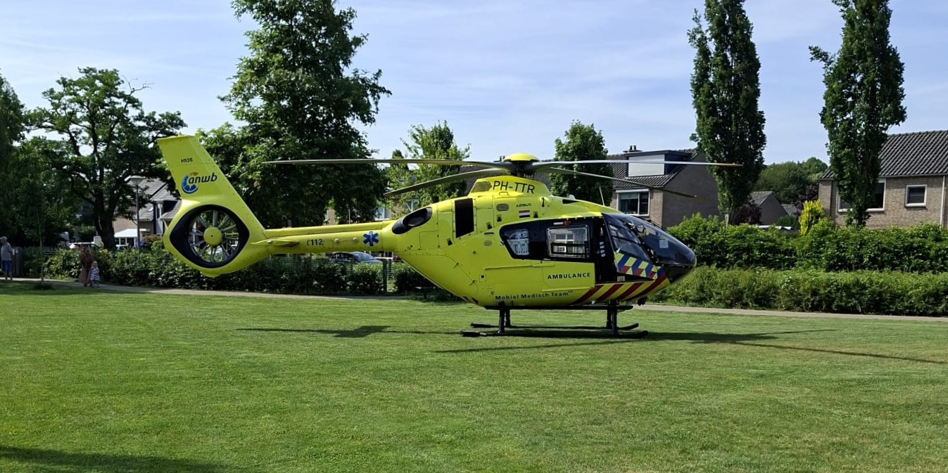 Foto: Traumahelikopter rukt uit na ongeval met letsel op de Oude Barneveldseweg in Nijkerk