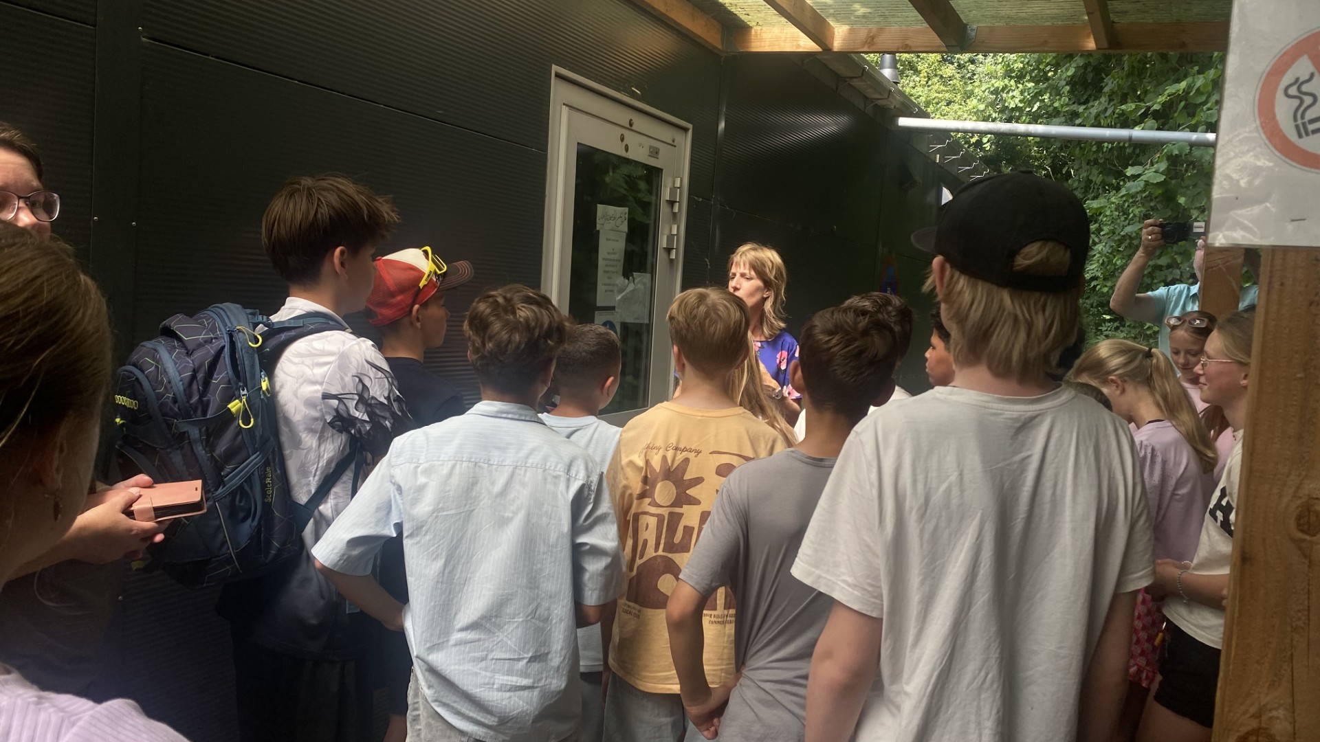 Foto: Dankzij deze kinderen hoeven bezoekers niet meer buiten te wachten bij de Voedselbank