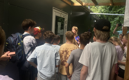 Foto: Dankzij deze kinderen hoeven bezoekers niet meer buiten te wachten bij de Voedselbank