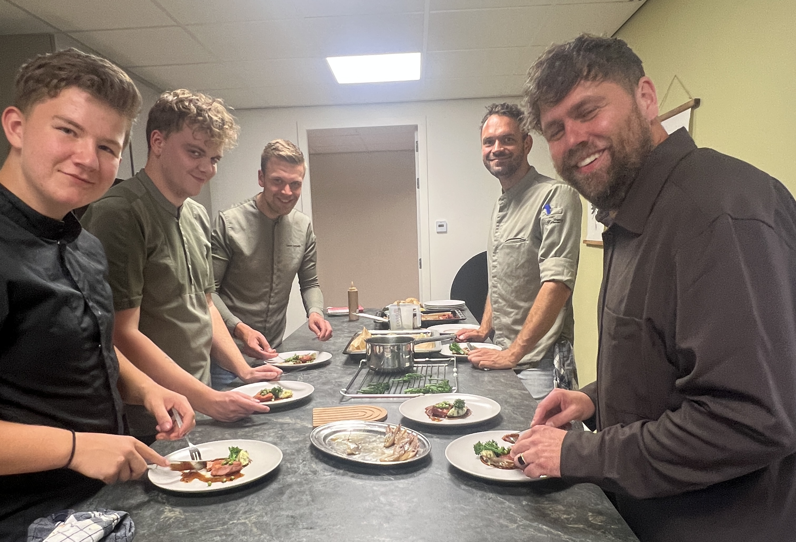 Foto: Culinair genieten verbindt tijdens opening nieuwe keuken Pand 32