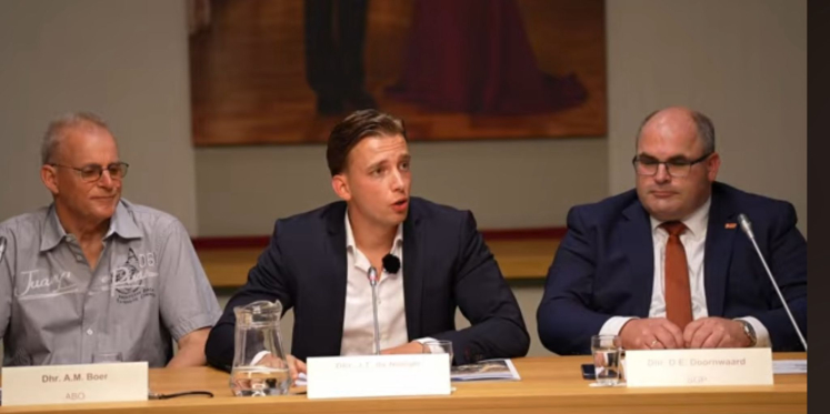 Foto: Tom de Nooijer (CVO) verdedigt nieuwe asielkoers Oldebroek tegenover vragen pers