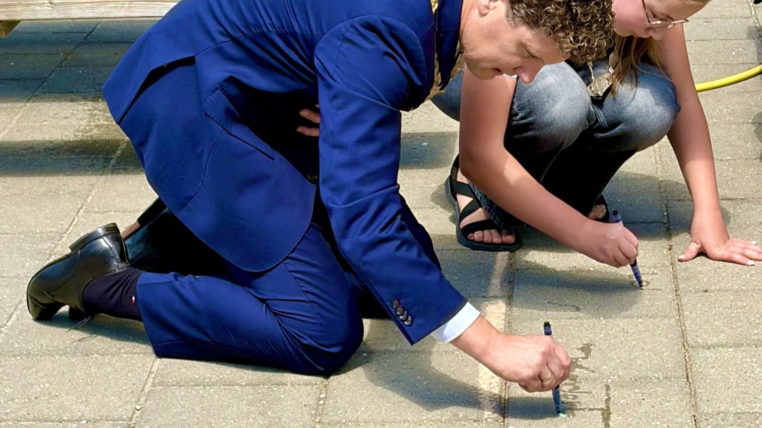 Foto: Dankzij dit idee van kinderburgemeester Lotus wordt regen een attractie op het schoolplein