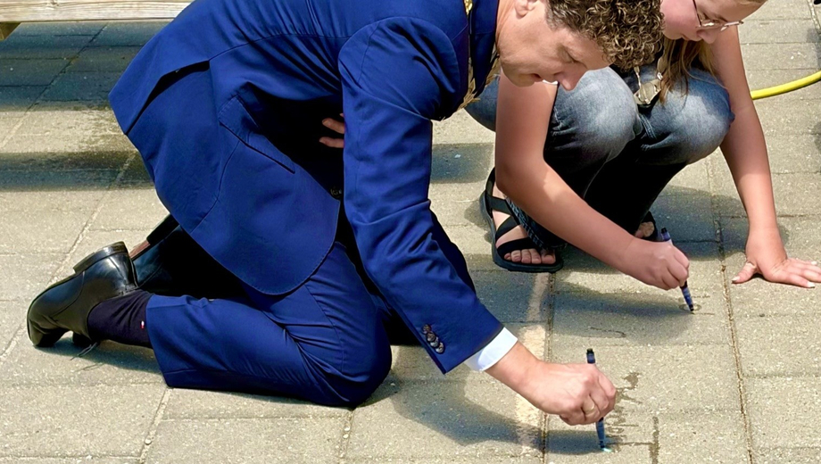 Foto: Dankzij dit idee van kinderburgemeester Lotus wordt regen een attractie op het schoolplein