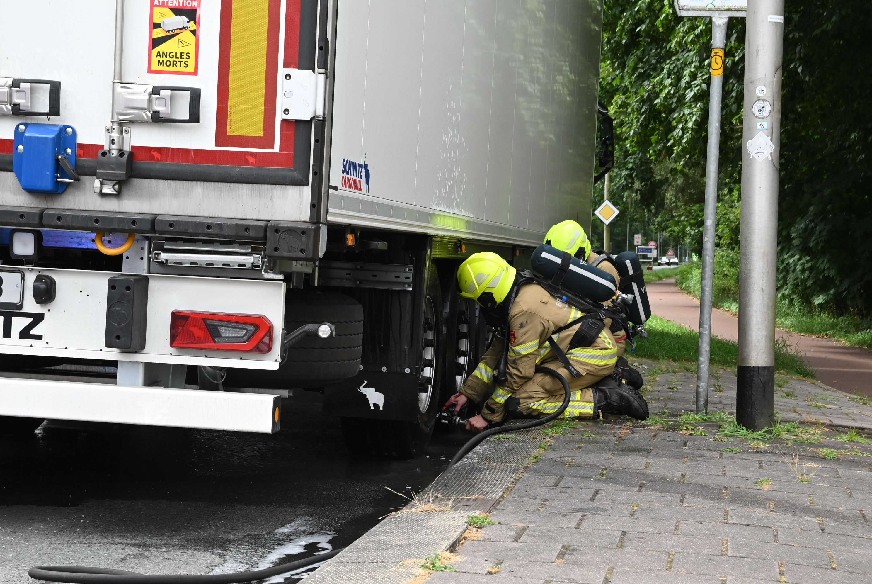 Foto: Vrachtwagenbrand door vastgelopen remmen in Ermelo