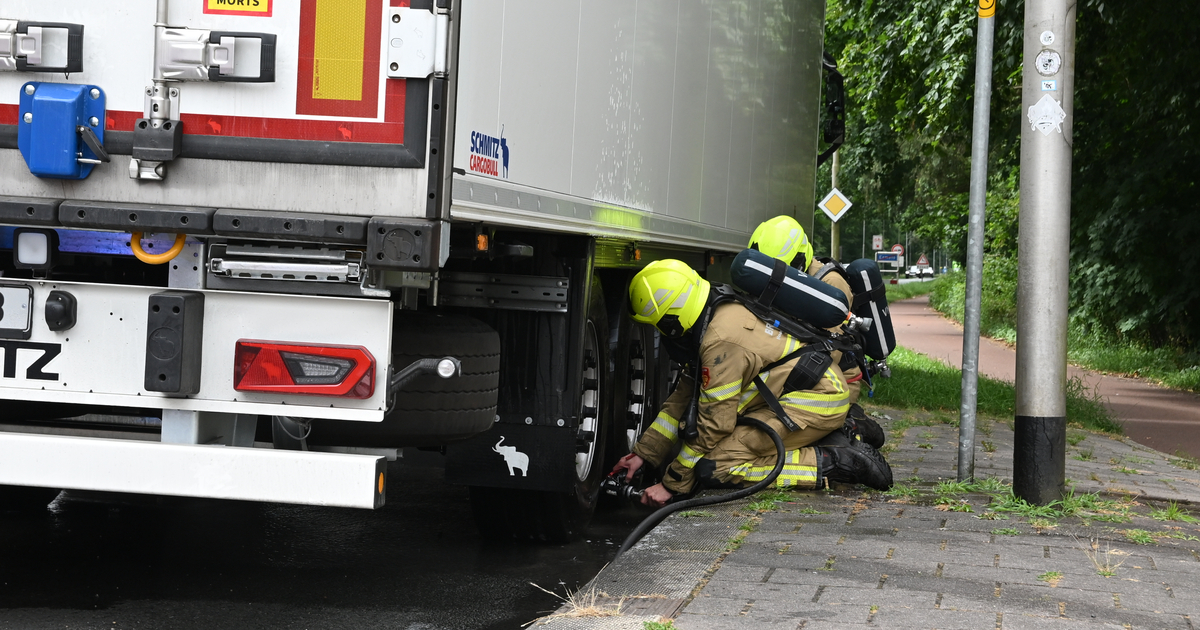Vrachtwagenbrand door vastgelopen remmen in Ermelo