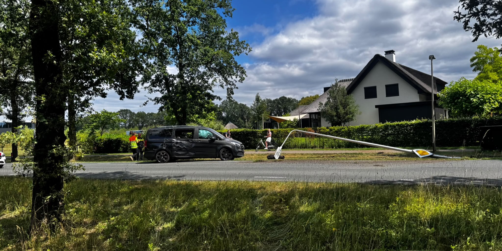 Foto: Botsing auto en bus aan Uddelerweg in Elspeet