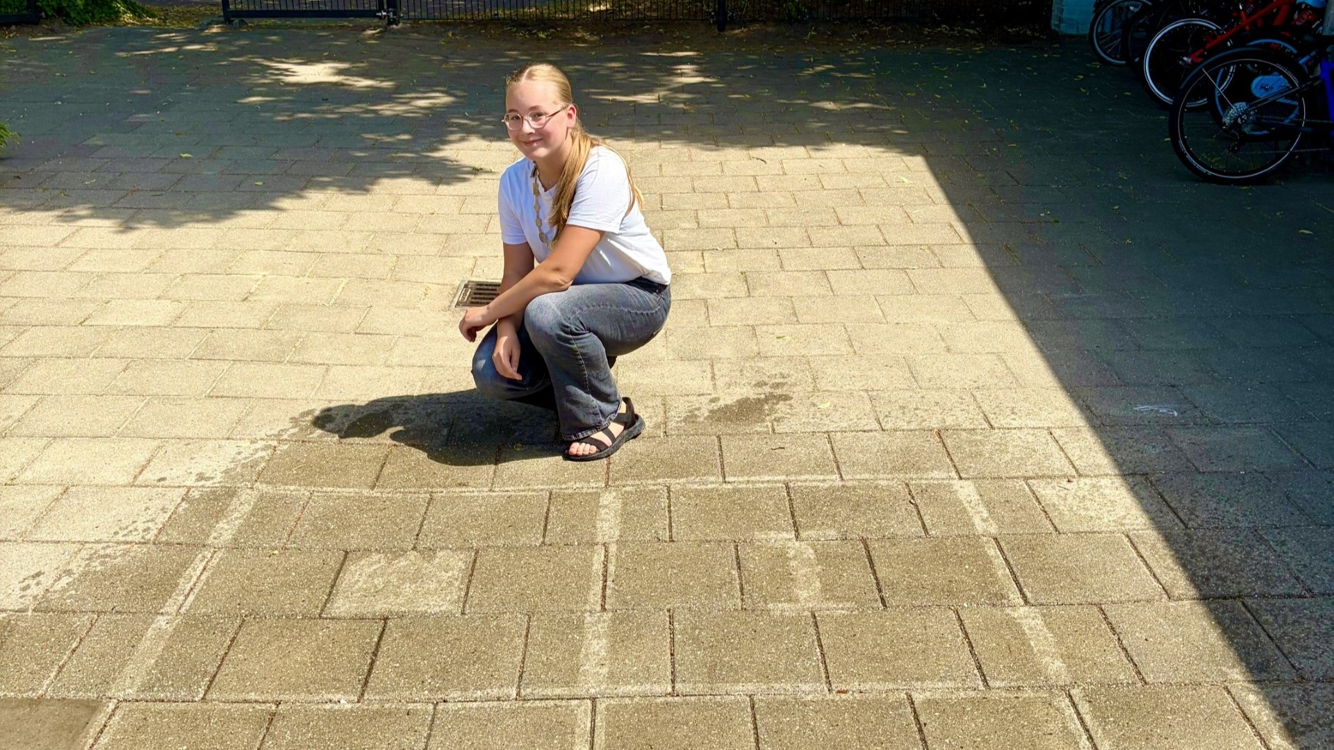 Foto: Dankzij dit idee van kinderburgemeester Lotus wordt regen een attractie op het schoolplein