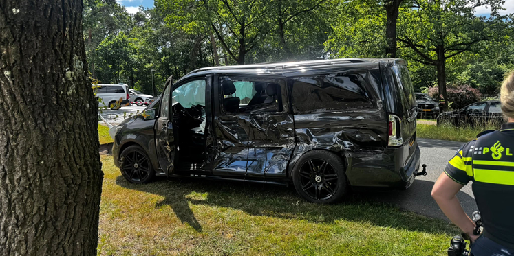 Foto: Botsing auto en bus aan Uddelerweg in Elspeet