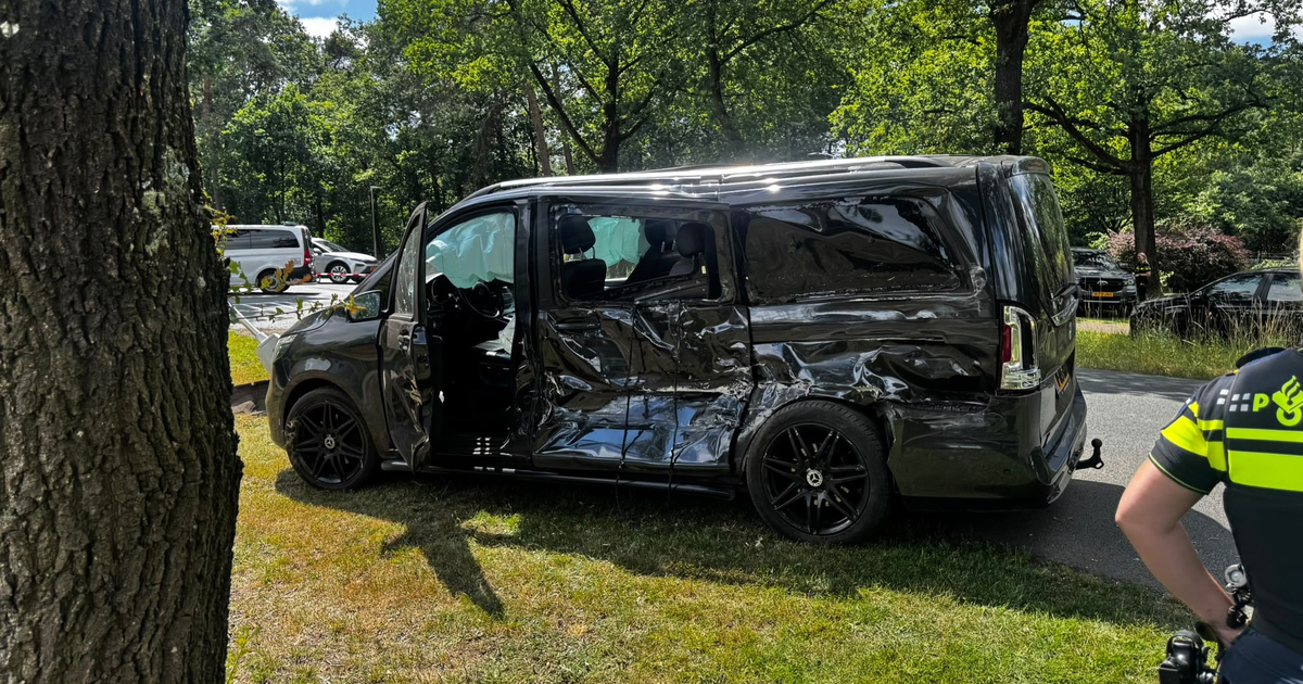 Botsing auto en bus aan Uddelerweg in Elspeet