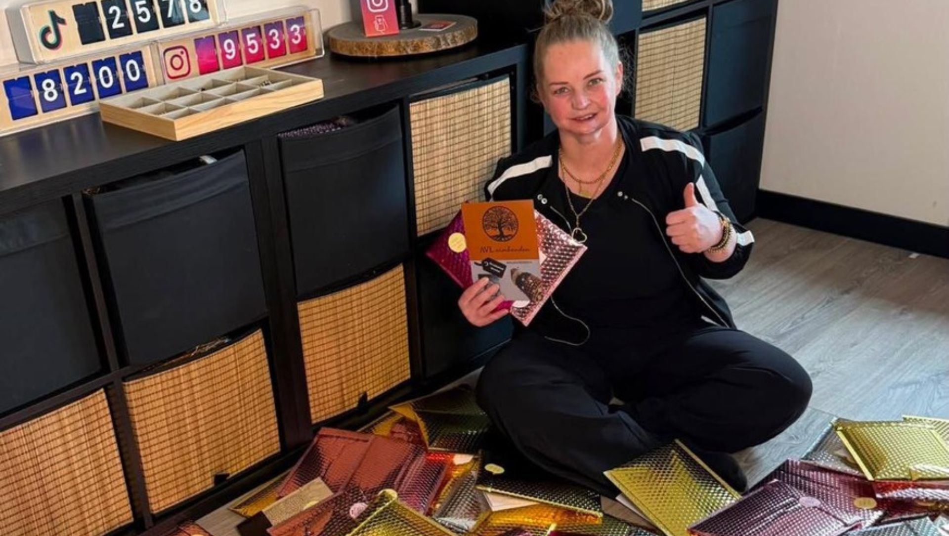 Foto: Chantal zamelt met armbanden tienduizenden euro's in voor kankeronderzoek