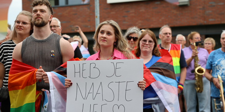 Foto: Honderden inwoners demonstreren voor behoud regenboogbeleid