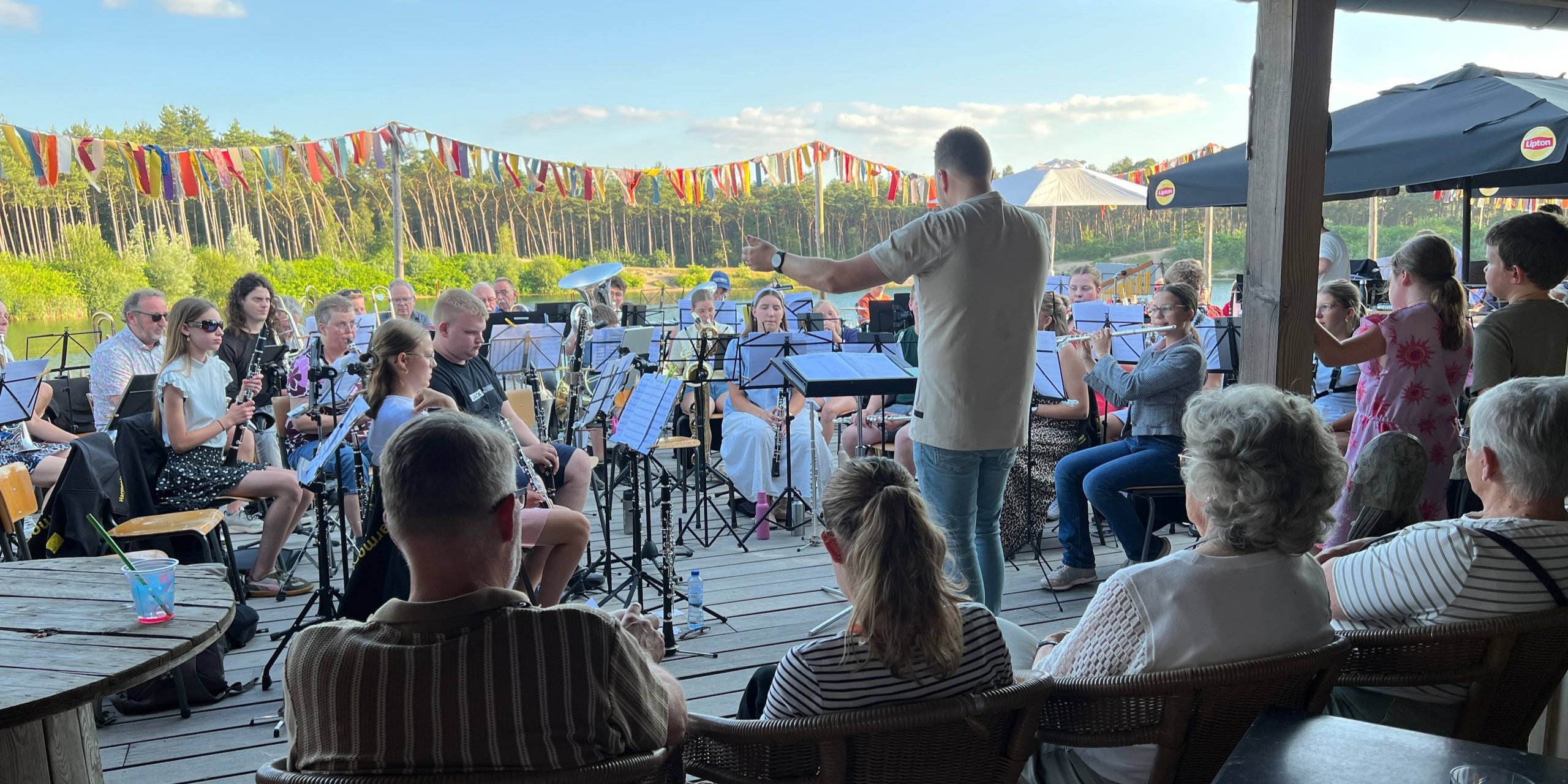 Foto: Zomerse klanken aan het water: Harmonie viert de zomer