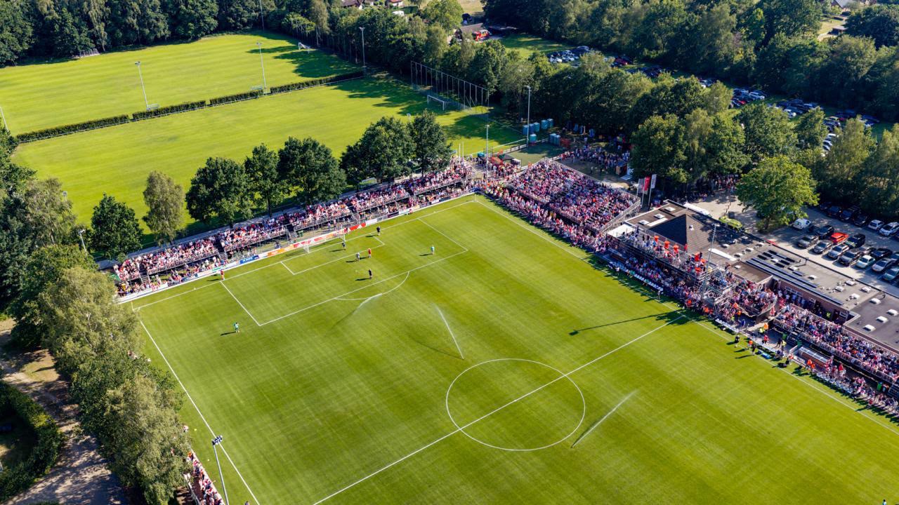 Foto: Bloed, zweet en tranen lonen: Hulshorst beleeft droomavond met Ajax