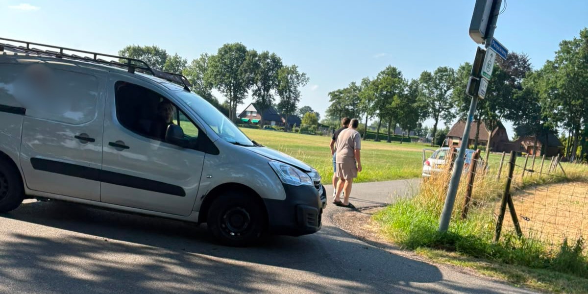 Foto: Forse aanrijding op kruising in Nunspeet