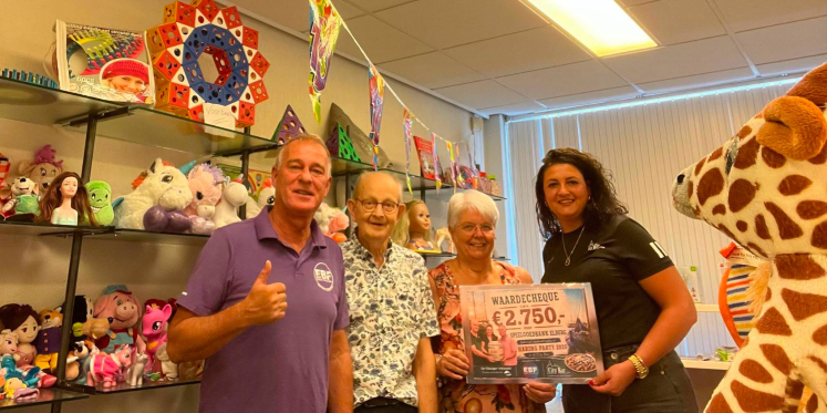 Foto: Haringpartij Citybar en veiling eerste vaatje brengt € 5.500 op voor goede doelen