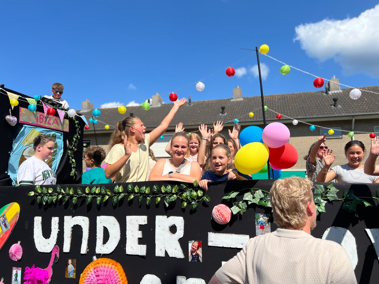 Foto: Met surfplanken, ballonnen en een vleugje Ibiza: groep 8 neemt feestelijk afscheid