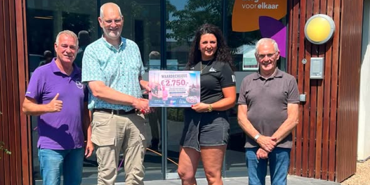 Foto: Haringpartij Citybar en veiling eerste vaatje brengt € 5.500 op voor goede doelen