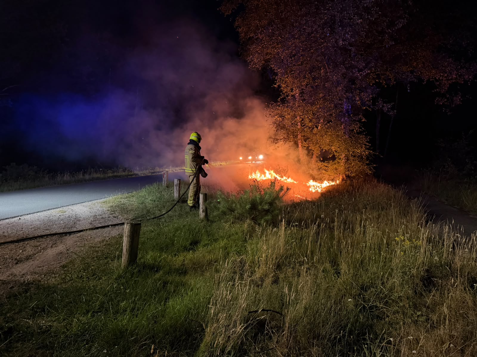 Foto: Twee heidebranden langs Stakenbergweg in Elspeet