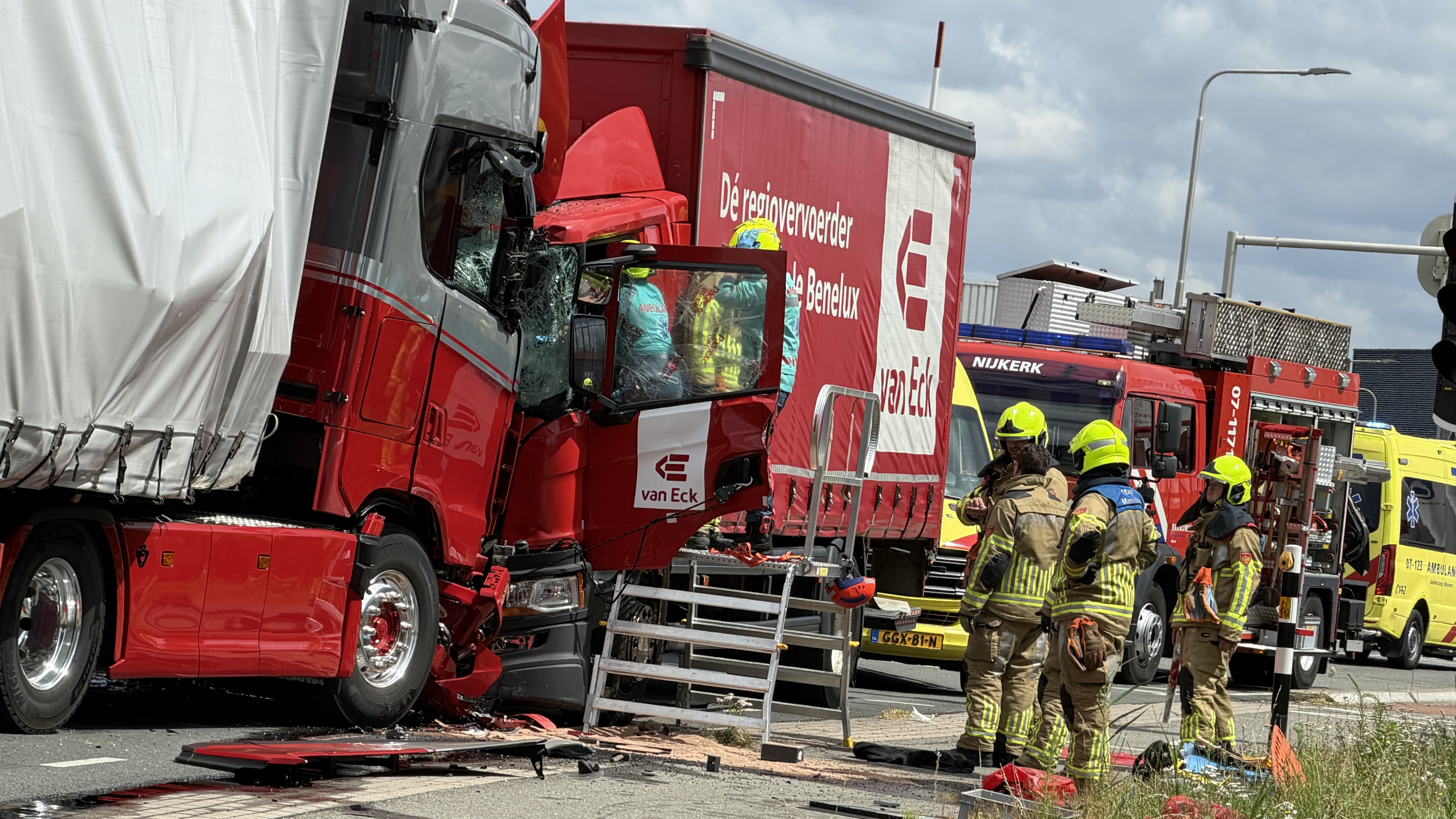 Foto: Twee vrachtwagens botsen frontaal op N301 bij Nijkerk