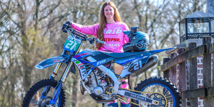 Foto: Oldebroekse Kaylee rijdt zich op Zwarte Cross naar podium naast wereld- en Europees kampioene