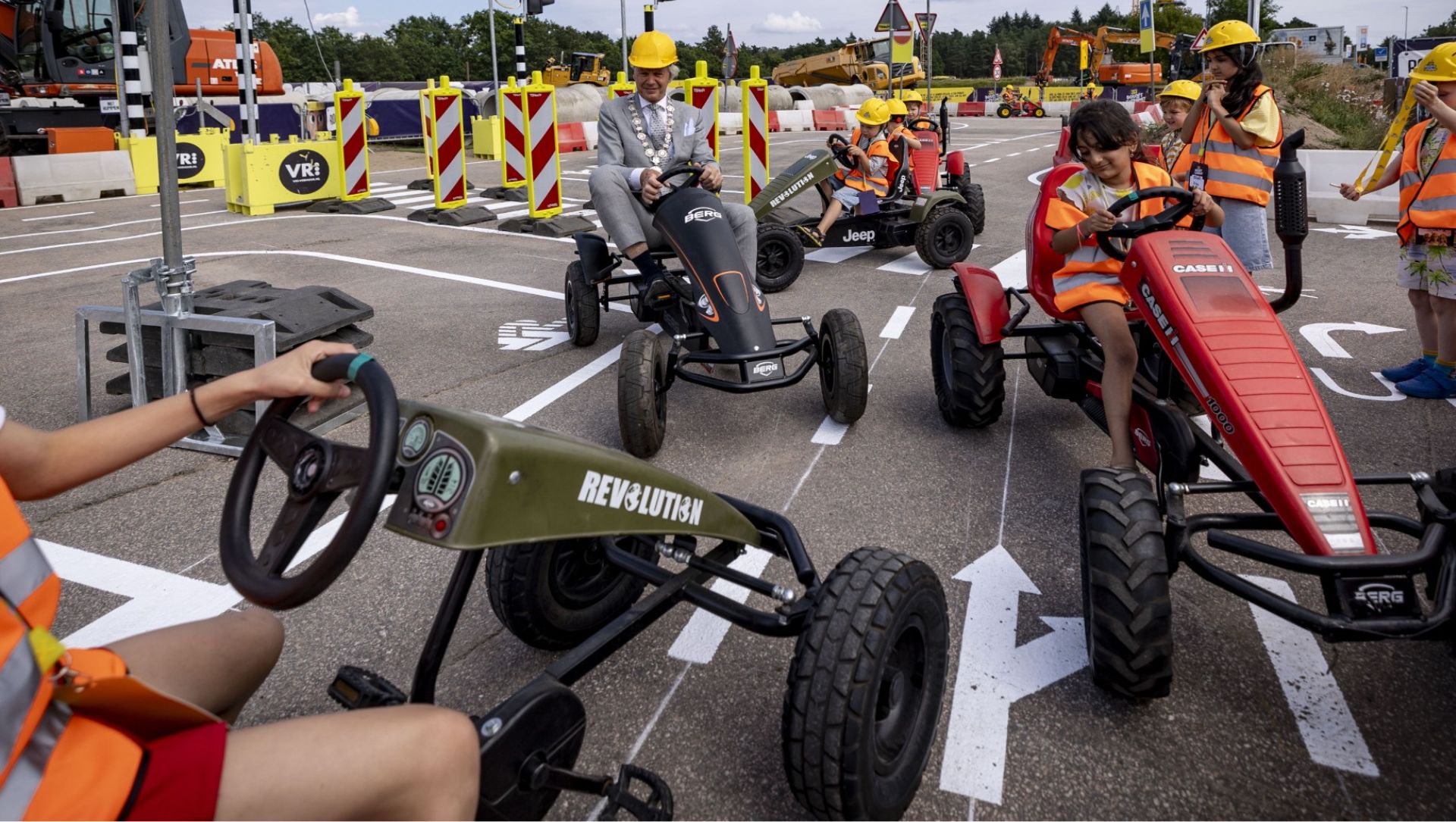 Foto: Bouwhelm op, ambtsketting om: burgemeester Joon opent vernieuwd bouwpark
