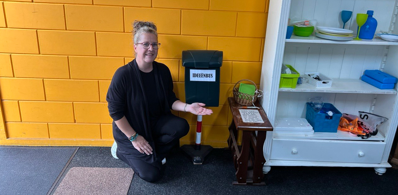 Foto: Bertina (50) plaatst groene brievenbus bij de kringloop, maar niet voor de post
