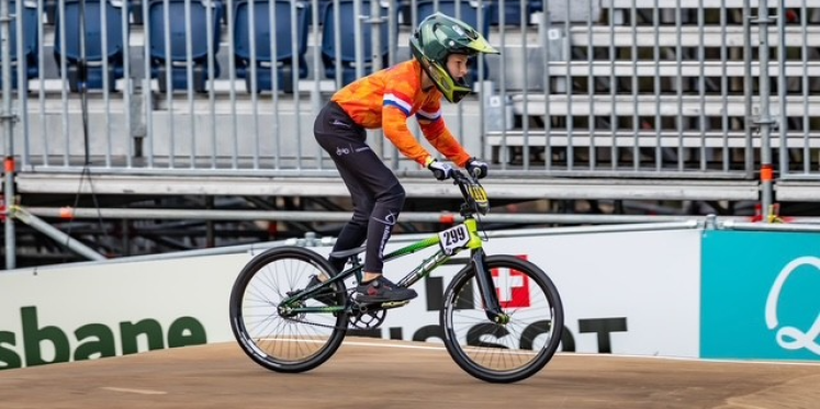 Foto: Desley (11) uit Wezep rijdt WK BMX in Brisbane